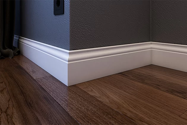 Белый плинтус окрашенный